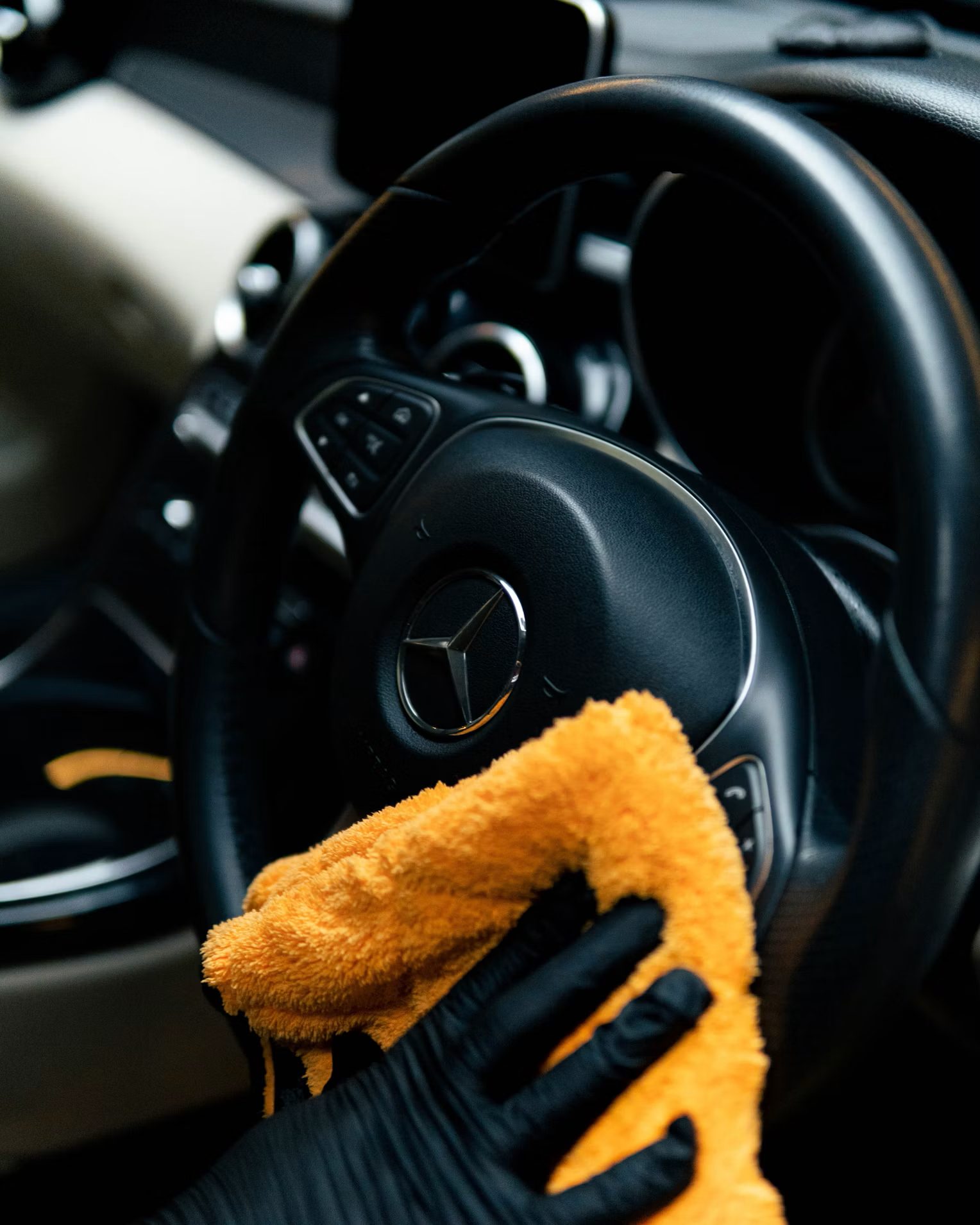 Stuur van een Mercedes wordt met een microvezeldoek gereinigd