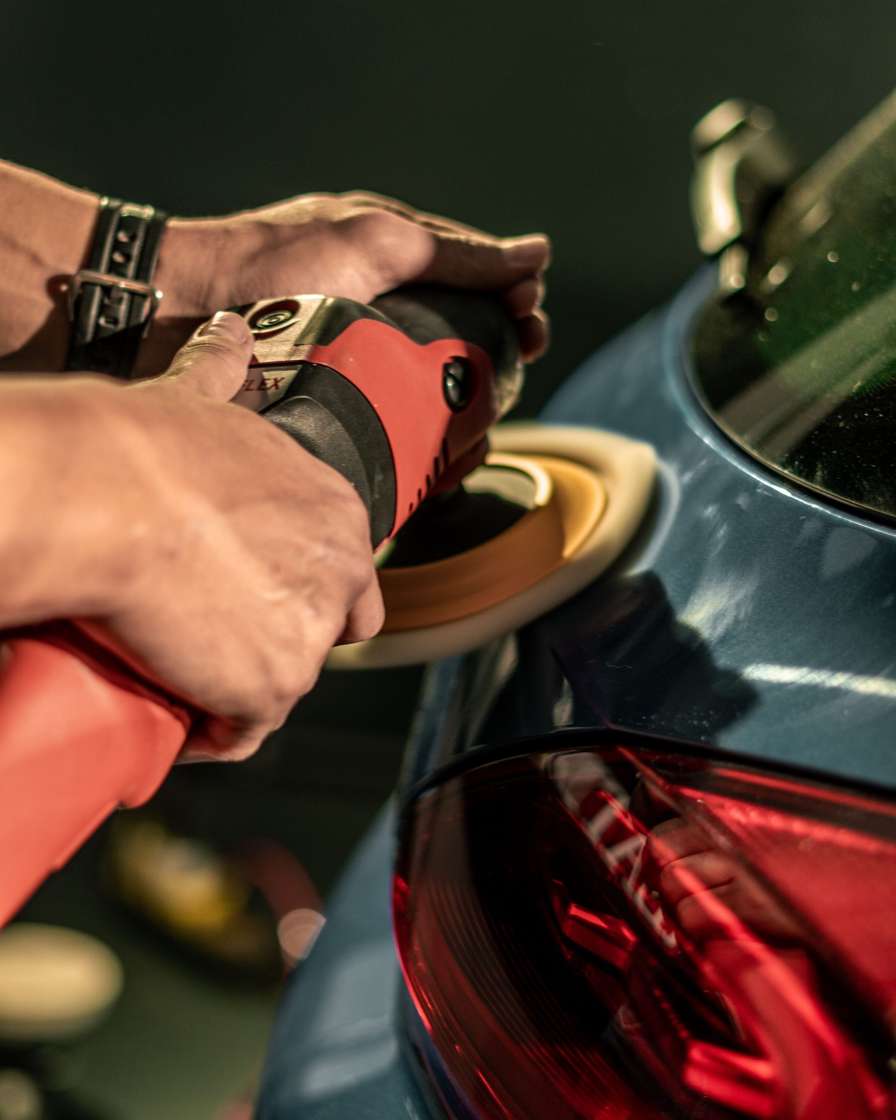 Machinaal polijsten van een carrosseriedeel na het verwijderen van stickerlijm